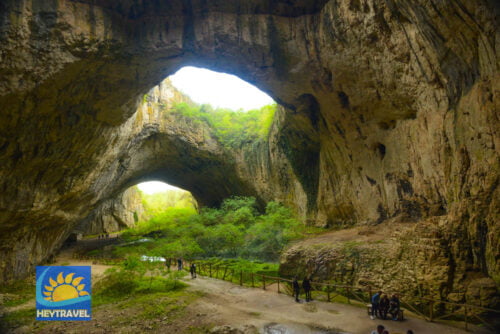 Peștera Devetashka din Bulgaria va așteaptă sa o vizitam împreună cu agenția de turism Hey Travel