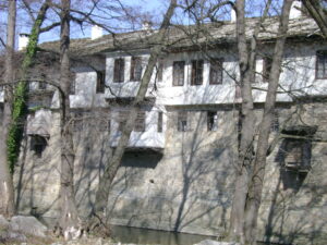 Mânăstirea Dryanovo si Peștera Bacho Kiro poate fi vizitata si in excursii de o zi sau de mai multe zile in Bulgaria cu agenția de turism Hey Travel.